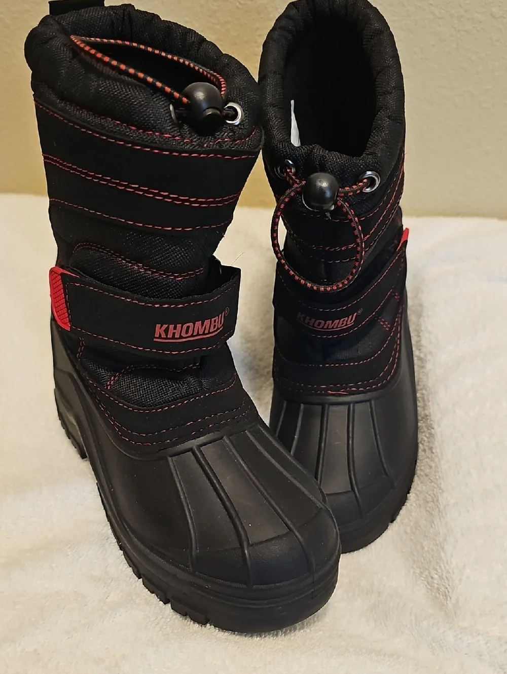 Khombu Black Snow Boots with Red Accents